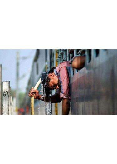 An urban worker hosing himself with water in a situation of extreme heat in Ahmedabad, western India.