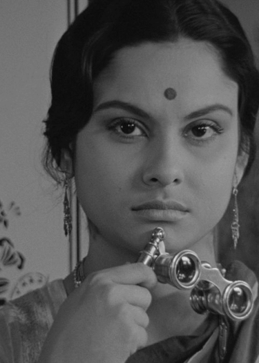 Shot from entry sequence of Satyajit Ray’s movie “Charulata” (1964)